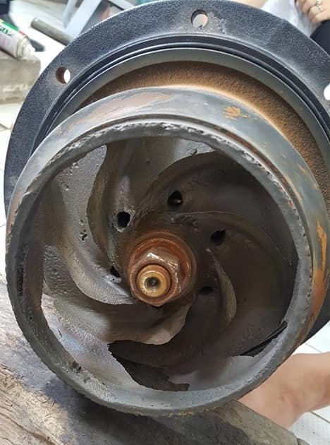 Hình 2 : Xâm thực gây phá hủy cánh bơm.